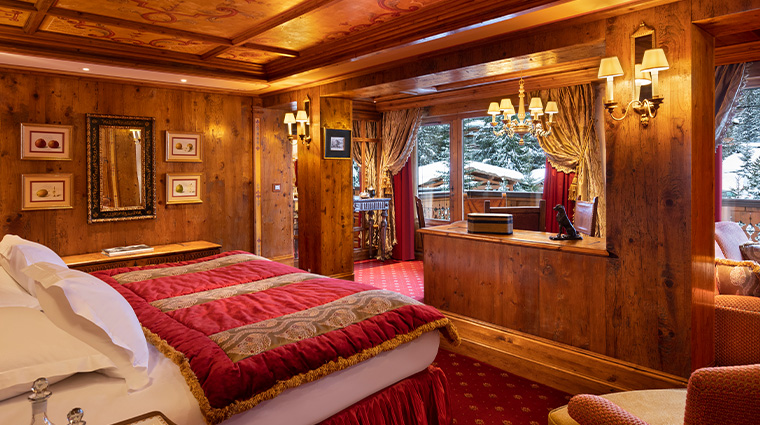 airelles courchevel les airelles junior suite prestige bedroom2023