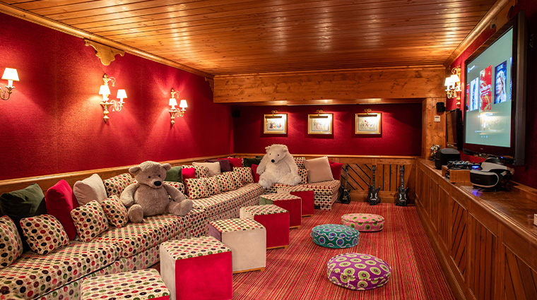 airelles courchevel les airelles kids video room2023