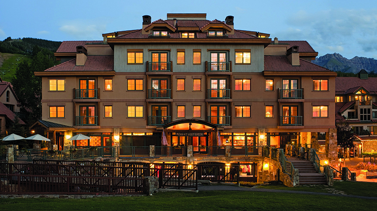 the inn at lost creek exterior evening